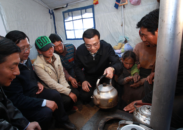 李克強在玉樹地震災區(qū)考察并主持召開災后重建現(xiàn)場辦公會
