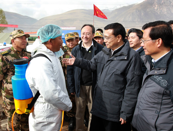 李克強(qiáng)在玉樹地震災(zāi)區(qū)考察并主持召開災(zāi)后重建現(xiàn)場(chǎng)辦公會(huì)