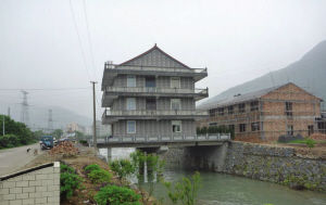 浙江溫嶺村民將房子蓋在橋上 稱可節(jié)約土地(圖)