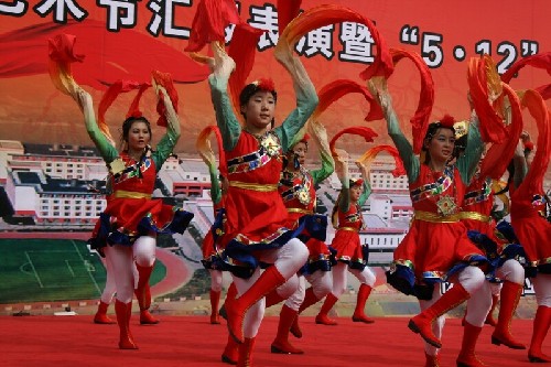 汶川一中藝術(shù)匯報(bào)表演紀(jì)念“5.12”兩周年