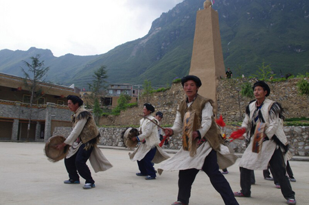 蘿卜寨：祭壇開(kāi)壇儀式迎來(lái)震后首批游客