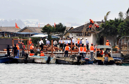 深圳開始拆除違章建筑“海上皇宮”