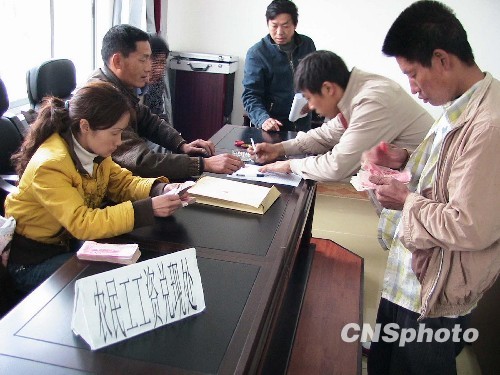 中國七省試點(diǎn)最低工資與物價(jià)聯(lián)動機(jī)制 或?qū)⑼七M(jìn)