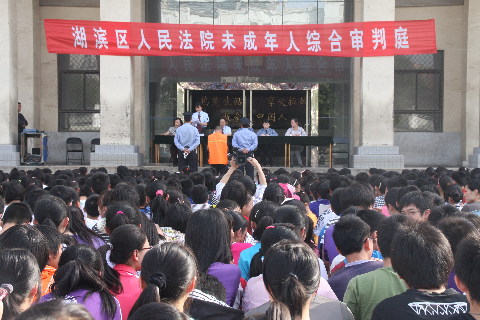 三門峽一中學(xué)24名學(xué)生遭搶 法院在校園宣判