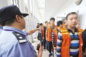 南京轉(zhuǎn)移千名在押人員 直升機(jī)空中警戒(圖)