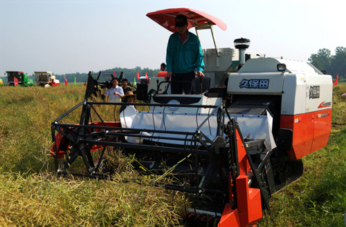 河南油菜生產(chǎn)機械化技術(shù)演示會在商城縣召開
