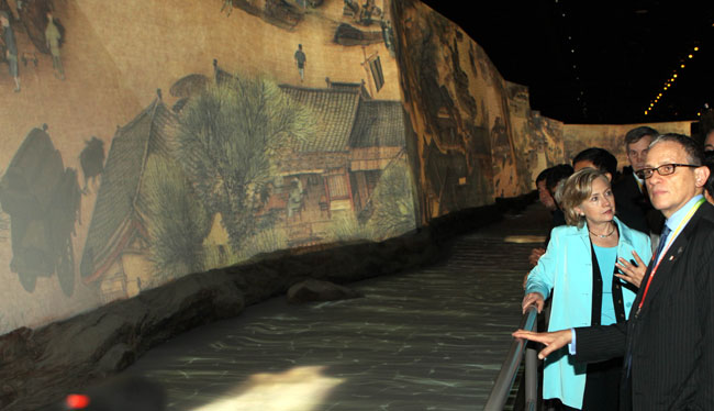 美國(guó)國(guó)務(wù)卿希拉里克林頓參觀上海世博園