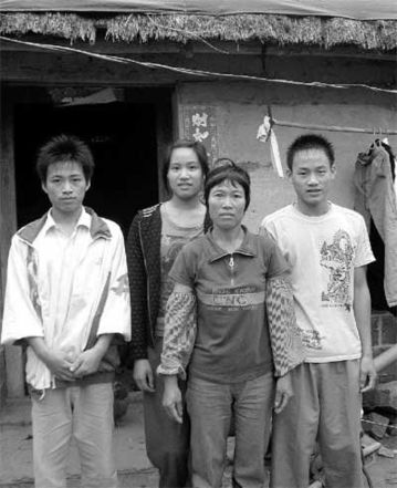 廣東最窮村落后全國(guó)30年 三百人學(xué)校無(wú)廁所(圖)