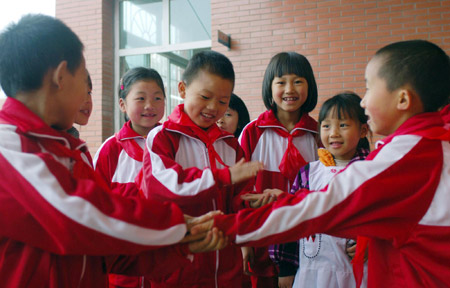 希望小學(xué)里的快樂(lè)兒童節(jié)