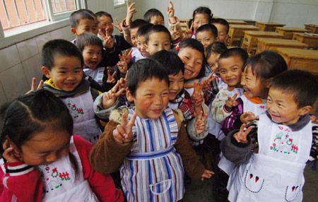 希望小學(xué)里的快樂(lè)兒童節(jié)