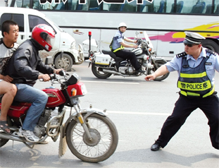 沈陽(yáng)非機(jī)動(dòng)車交通違法者過多 交警苦不堪言