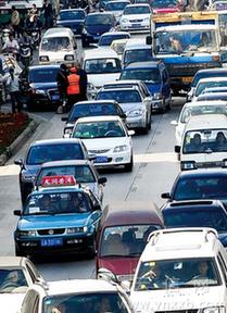 昆明出租車(chē)錯(cuò)峰交班首日 打車(chē)沒(méi)以前“老火”了