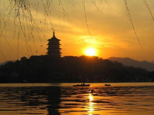 杭州西湖：高檔“會所”擠占景區(qū)引發(fā)爭議