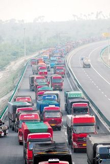 西北進(jìn)京高速發(fā)生擁堵 張家口段似停車場(chǎng)(圖)