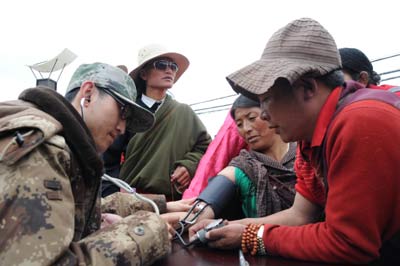 成都軍區(qū)某高炮旅為藏區(qū)群眾義務(wù)巡診