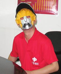廣西千萬(wàn)巨獎(jiǎng)得主戴面具扮