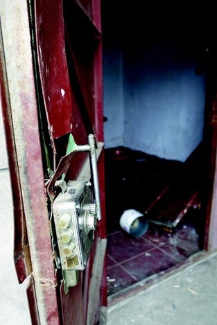 武漢多名拆遷戶深夜遭撬門(mén)襲擊 孕婦被電棍擊傷