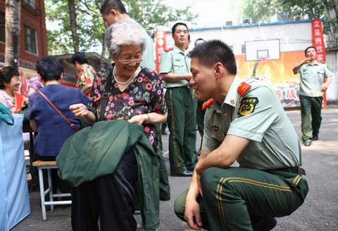 三里屯街道巾幗志愿者送服務(wù)進(jìn)警營(yíng)活動(dòng)