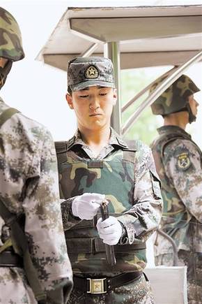 解放軍新條令要求營門衛(wèi)兵須真槍實彈站崗執(zhí)勤(圖)