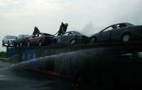 河南鎮(zhèn)平：大貨車突發(fā)大火 消防官兵全力撲救