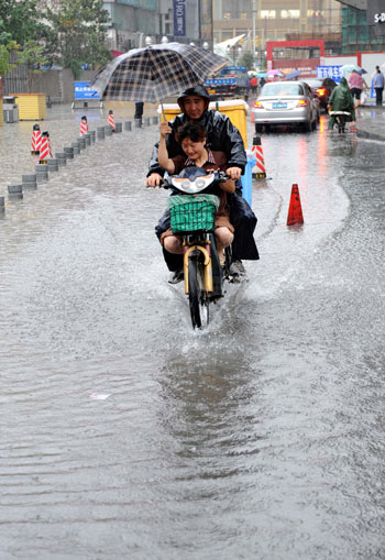 江蘇出現(xiàn)強降雨