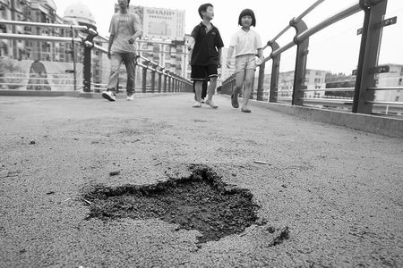鄭州天橋建成20天 屢遭“破相”誰(shuí)來(lái)管？