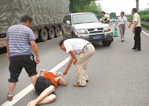 轎車起火 母女被困 數(shù)十市民接力救人