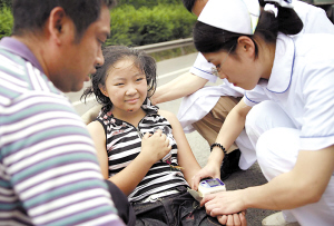 轎車起火 母女被困 數(shù)十市民接力救人
