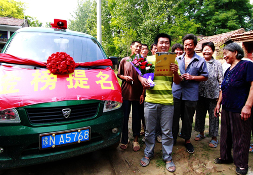 河南寧陵郵政局：用專(zhuān)車(chē)為“金榜題名時(shí)”服務(wù)