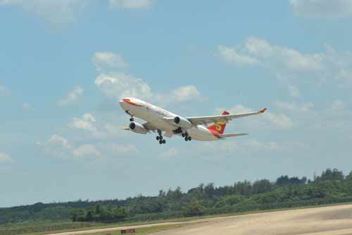 海航“國(guó)家大劇院號(hào)”飛機(jī)命名暨首航儀式在瓊舉行