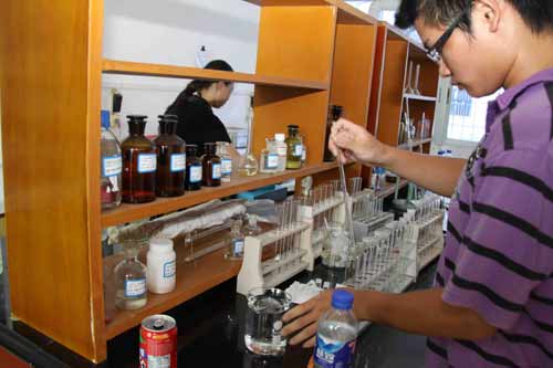 上杭縣環(huán)保部門每日檢測汀江水質(zhì)均穩(wěn)定達標(biāo)