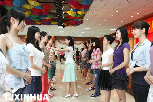 “資深”志愿者指導(dǎo)達沃斯禮儀服務(wù)志愿者新成員