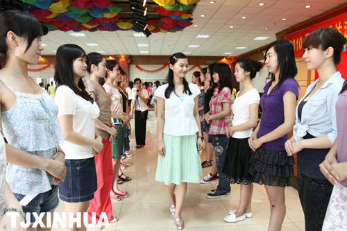 “資深”志愿者指導(dǎo)達沃斯禮儀服務(wù)志愿者新成員