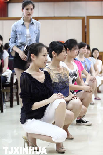 “資深”志愿者指導(dǎo)達(dá)沃斯禮儀服務(wù)志愿者新成員