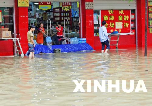 廣西部分地區(qū)遭暴雨襲擊 縣城部分街道出現(xiàn)內(nèi)澇