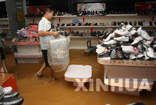 廣西部分地區(qū)遭暴雨襲擊 縣城部分街道出現(xiàn)內(nèi)澇