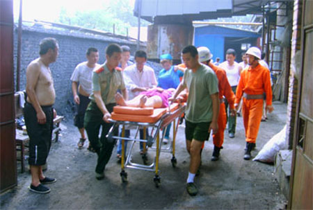 河南開(kāi)封：一女工手被絞車(chē)床 消防官兵緊急切軸救人