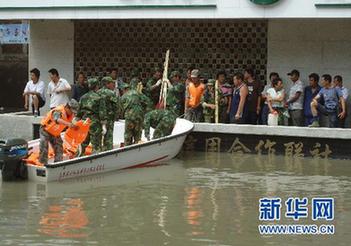 大雨致舟曲災區(qū)再發(fā)泥石流 生命線兩舟公路再中斷