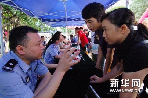 重慶戶籍制度改革全面啟動(dòng) 首日超過(guò)10萬(wàn)人咨詢