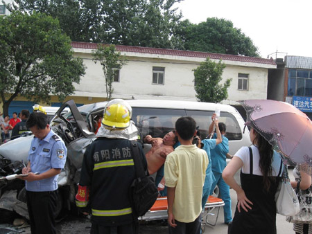 南陽一商務車撞向機動三輪 司機被困車內