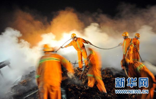 伊春市連夜展開(kāi)鞭炮廠爆炸余火撲救及搜救工作