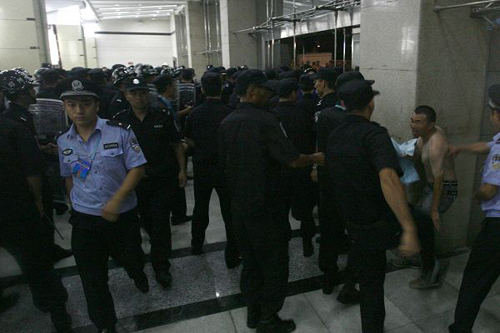 河南輸球球迷情緒失控 賽后爆發(fā)球迷騷亂（圖）