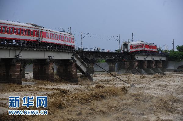 洪水沖垮寶成線一鐵路橋　無(wú)人員傷亡
