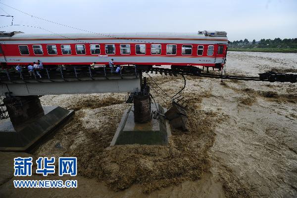 洪水沖垮寶成線一鐵路橋　無人員傷亡