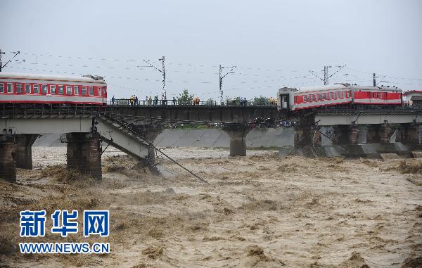 洪水沖垮寶成線一鐵路橋　無人員傷亡