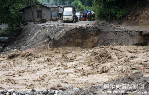 云南貢山泥石流災(zāi)害現(xiàn)場公路交通再次中斷
