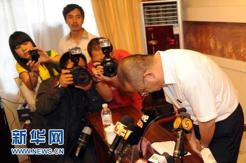 伊春飛機(jī)失事新聞通氣會(huì) 河南航空高管鞠躬道歉
