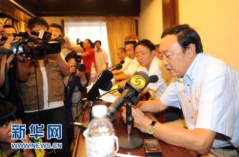 伊春飛機(jī)失事新聞通氣會 河南航空高管鞠躬道歉