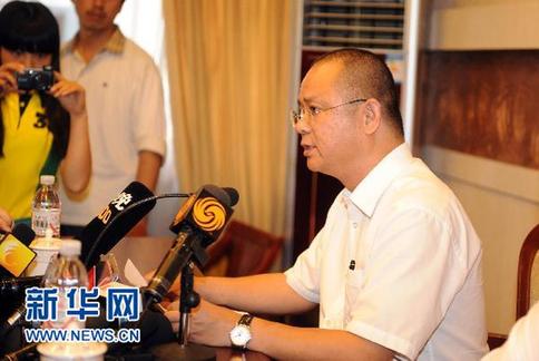 伊春飛機(jī)失事新聞通氣會 河南航空高管鞠躬道歉