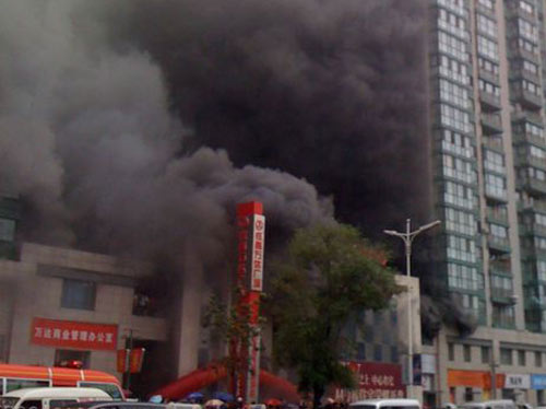 沈陽萬達(dá)廣場(chǎng)發(fā)生火災(zāi)致9死9傷 墻體爆裂(圖)